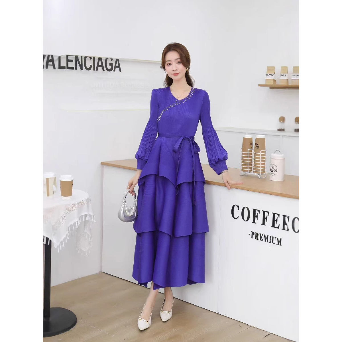 Miyake Cross border 2025 Wrinkled Nail Bead Cake Skirt with Strap Up for Slimming, High Waist, Trumpet Sleeve Style, Medium to Long Dress Miyake Cross border 2025 Wrinkled Nail Bead Cake Skirt with Strap Up for Slimming, High Waist, Trumpet Sleeve Style, Medium to Long Dress