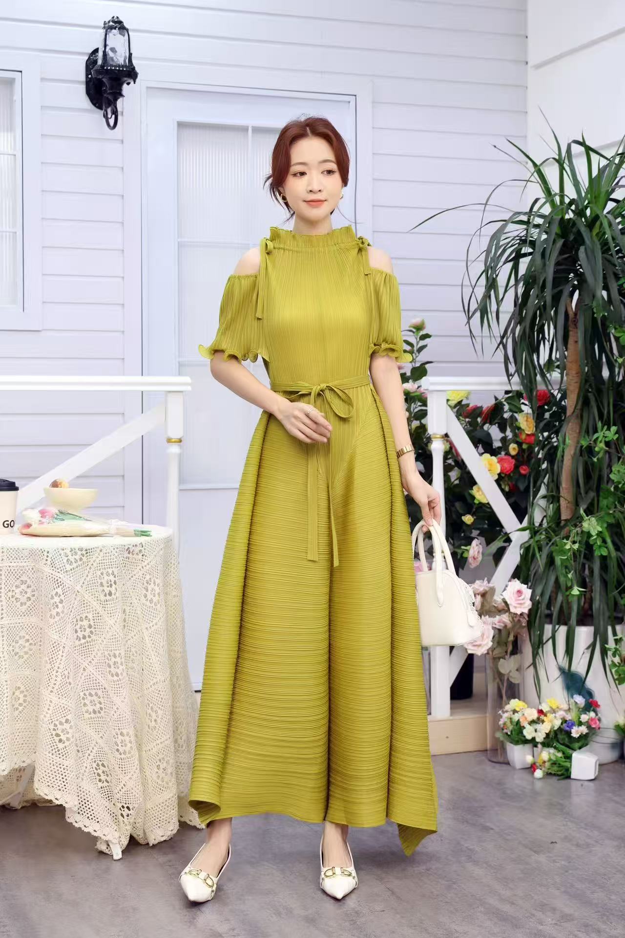 European and American foreign trade short sleeved dress with pleats, exposed shoulders, autumn fungus edge, stand up collar, tie up, Miyake lady loose long skirt European and American foreign trade short sleeved dress with pleats, exposed shoulders, autumn fungus edge, stand up collar, tie up, Miyake lady loose long skirt