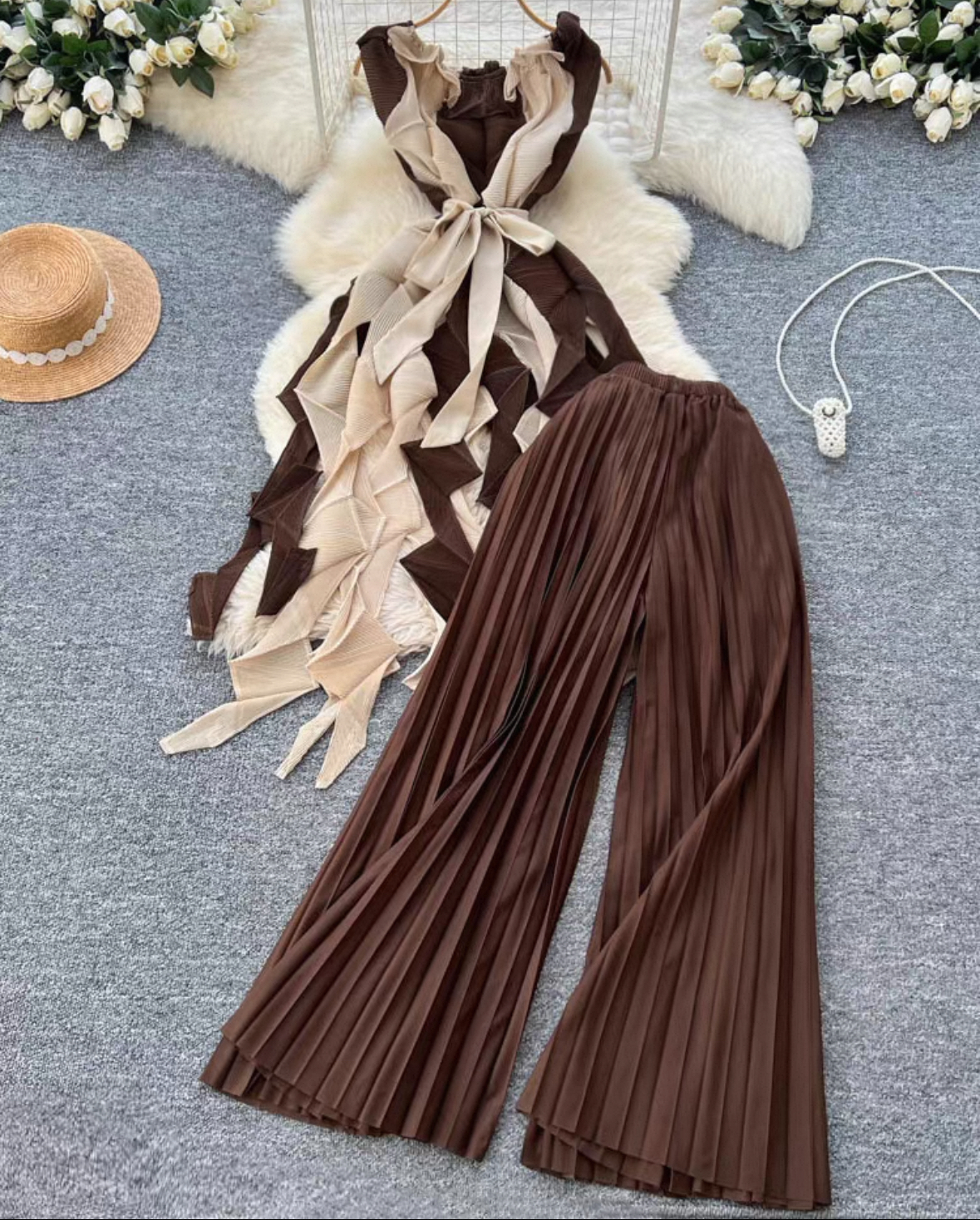 Miyake European and American foreign trade design sense, irregular folds, contrasting color straps, pleated top, high waisted pleated pants, women's suit Miyake European and American foreign trade design sense, irregular folds, contrasting color straps, pleated top, high waisted pleated pants, women's suit