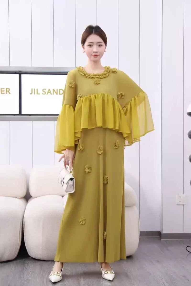 Miyake 2025 foreign trade pleated round neck three-dimensional flower decoration lotus leaf edge flared sleeves loose slimming women's dress Miyake 2025 foreign trade pleated round neck three-dimensional flower decoration lotus leaf edge flared sleeves loose slimming women's dress