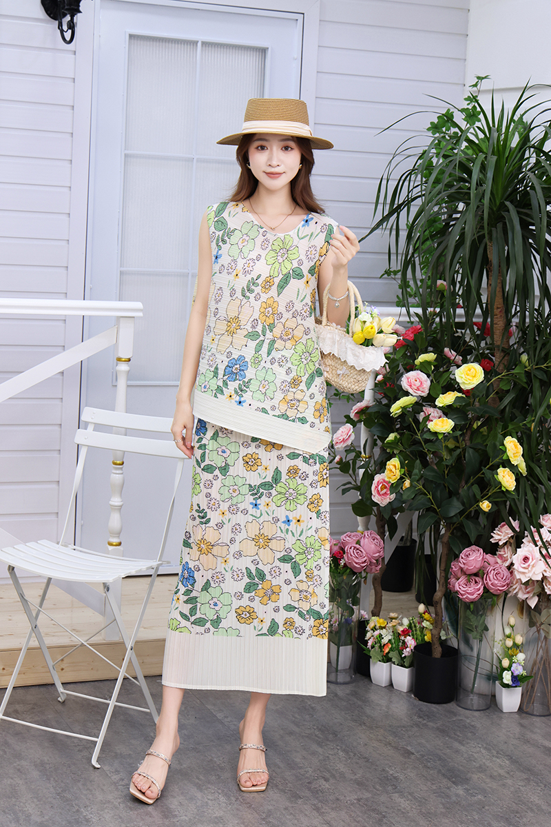 Miyake sweet floral print women's pleated loose sleeveless vest top set, high waist slimming and hip hugging skirt Miyake sweet floral print women's pleated loose sleeveless vest top set, high waist slimming and hip hugging skirt