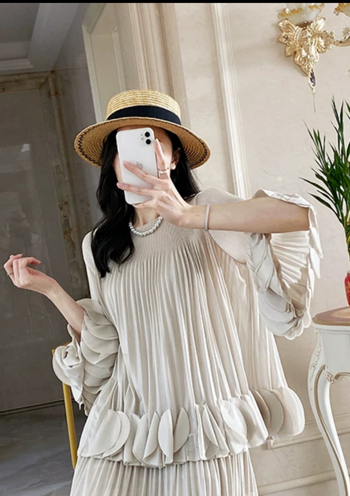 Miyake design with ruffled edges, loose pleated top, temperament for commuting, 9-inch sleeves, western-style T-shirt for women, Korean version, new style Miyake design with ruffled edges, loose pleated top, temperament for commuting, 9-inch sleeves, western-style T-shirt for women, Korean version, new style