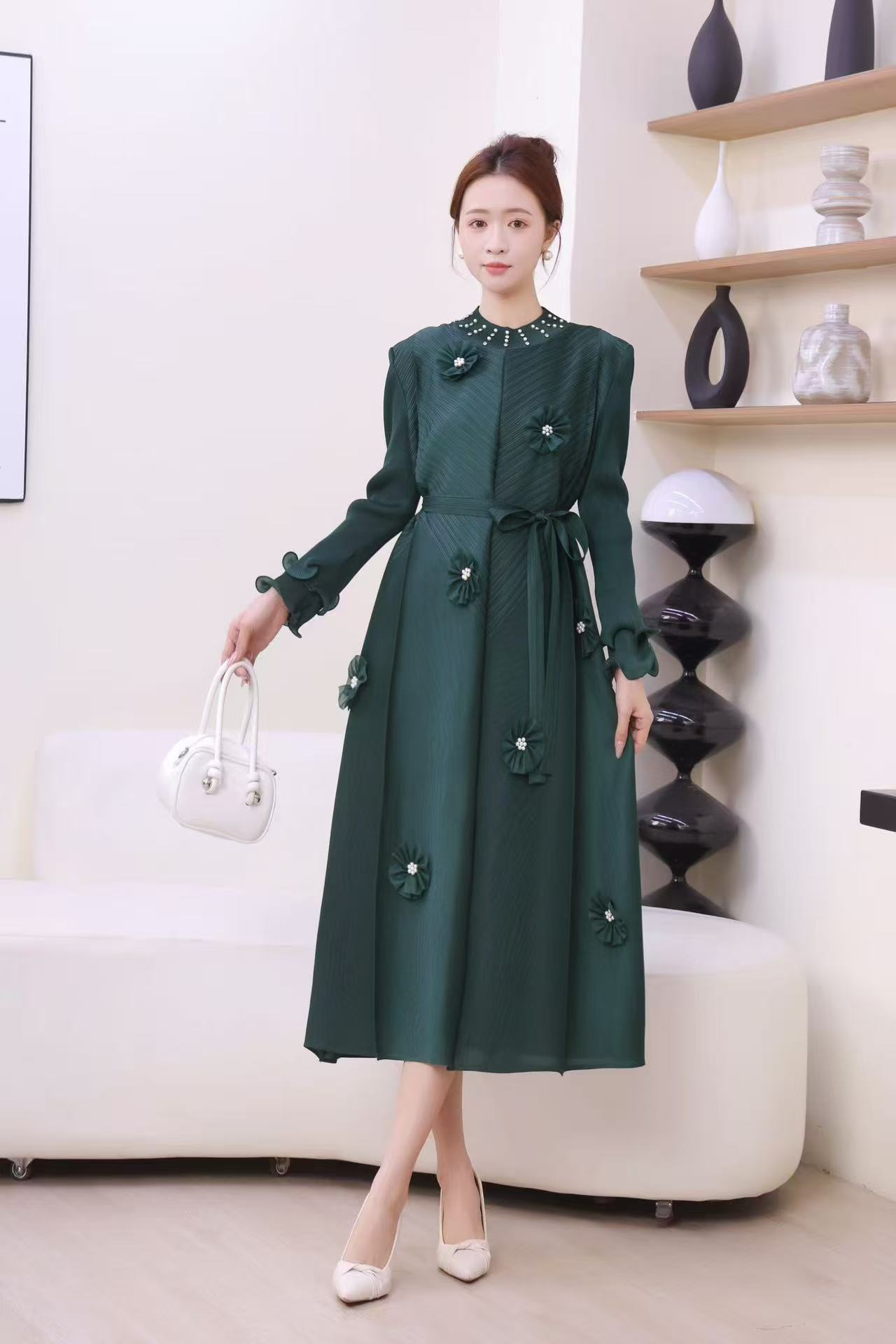 Light mature imperial sister, European and American three house cross-border nail bead three-dimensional flower tie, waist cinching, fungus edge heavy pleated dress Light mature imperial sister, European and American three house cross-border nail bead three-dimensional flower tie, waist cinching, fungus edge heavy pleated dress