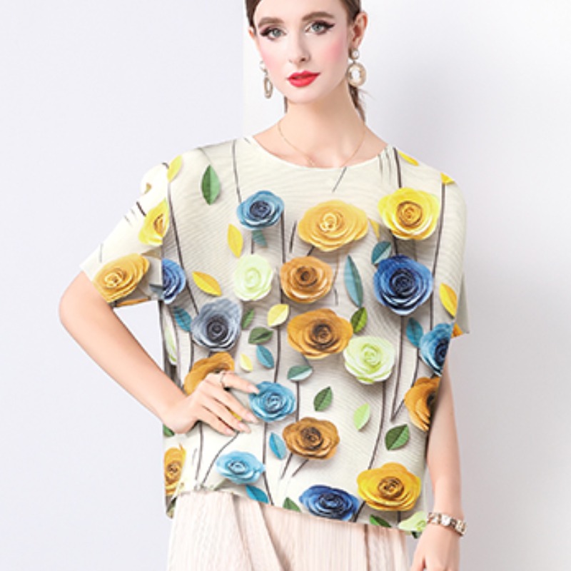 Miyake's new pleated versatile T-shirt with a simple and age reducing rose print, loose and comfortable top for women Miyake's new pleated versatile T-shirt with a simple and age reducing rose print, loose and comfortable top for women