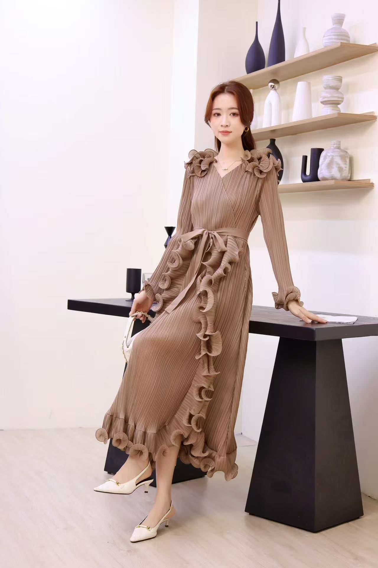 Foreign trade design with wooden ear folds, three-dimensional flower decorations, pleated heavy industry dresses, spliced lace up women's long skirts Foreign trade design with wooden ear folds, three-dimensional flower decorations, pleated heavy industry dresses, spliced lace up women's long skirts