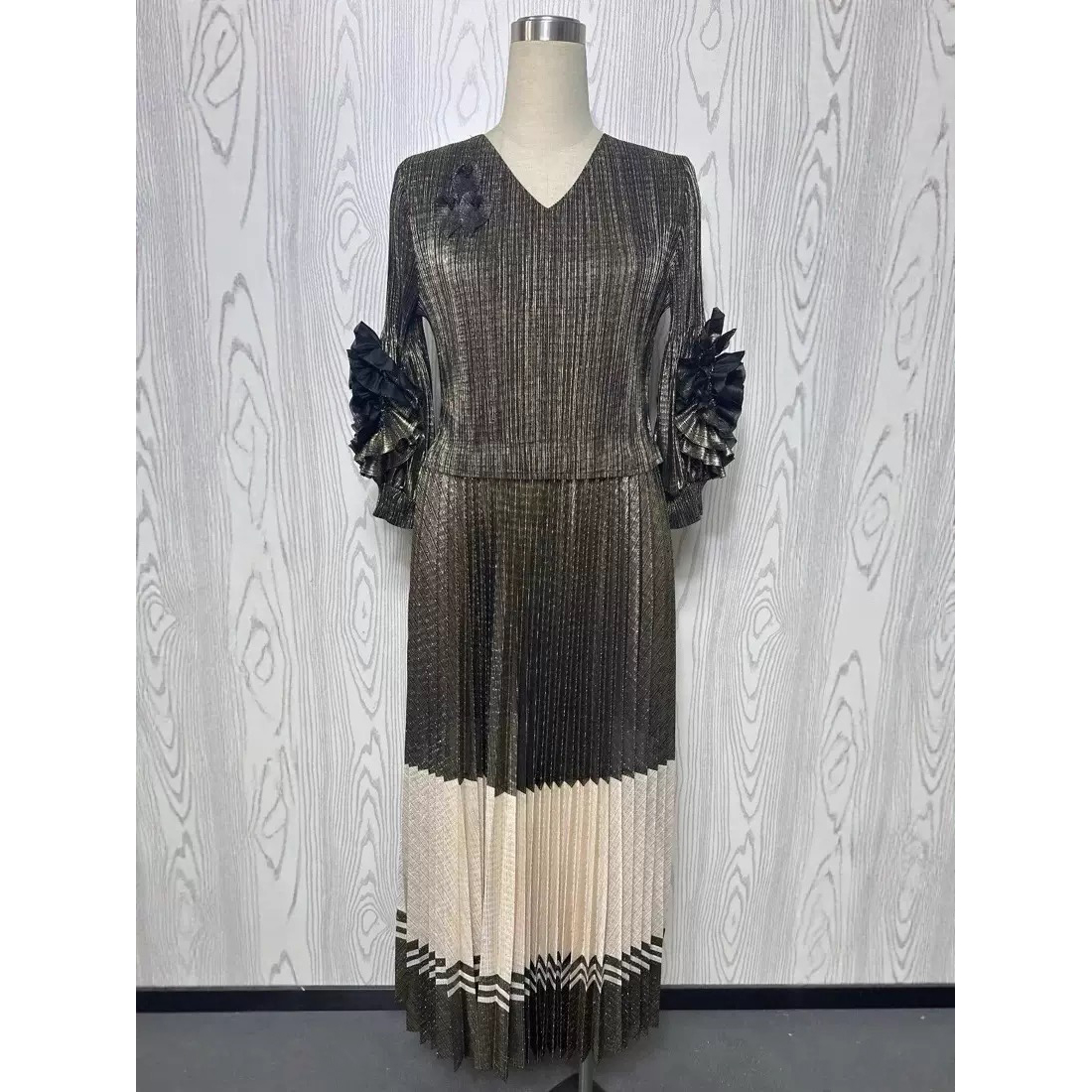 European, American, Middle Eastern Hand Embroidered Folded Gold Plated Dress Cross border 3D Decoration Loose and Elegant Autumn Long Dress European, American, Middle Eastern Hand Embroidered Folded Gold Plated Dress Cross border 3D Decoration Loose and Elegant Autumn Long Dress