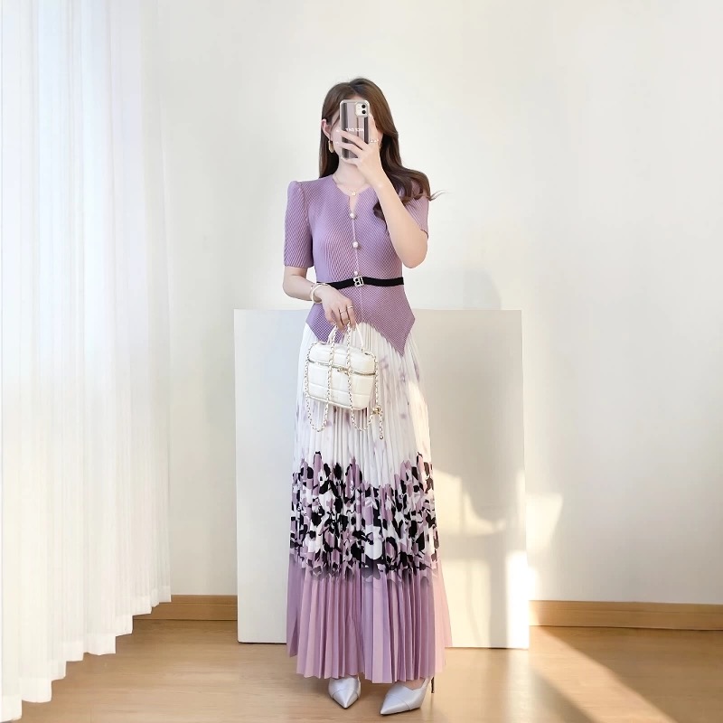 Miyake plus size set, summer new style, pleated design, waist cinching top, printed color blocked large swing skirt, two-piece set for women Miyake plus size set, summer new style, pleated design, waist cinching top, printed color blocked large swing skirt, two-piece set for women