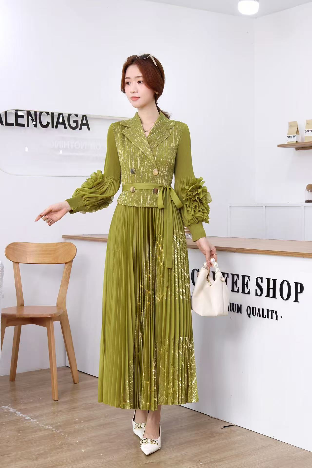 Miyake European and American foreign trade plate flower three-dimensional flower decoration pleated gold foil splicing dress lantern sleeves women's large swing skirt Miyake European and American foreign trade plate flower three-dimensional flower decoration pleated gold foil splicing dress lantern sleeves women's large swing skirt