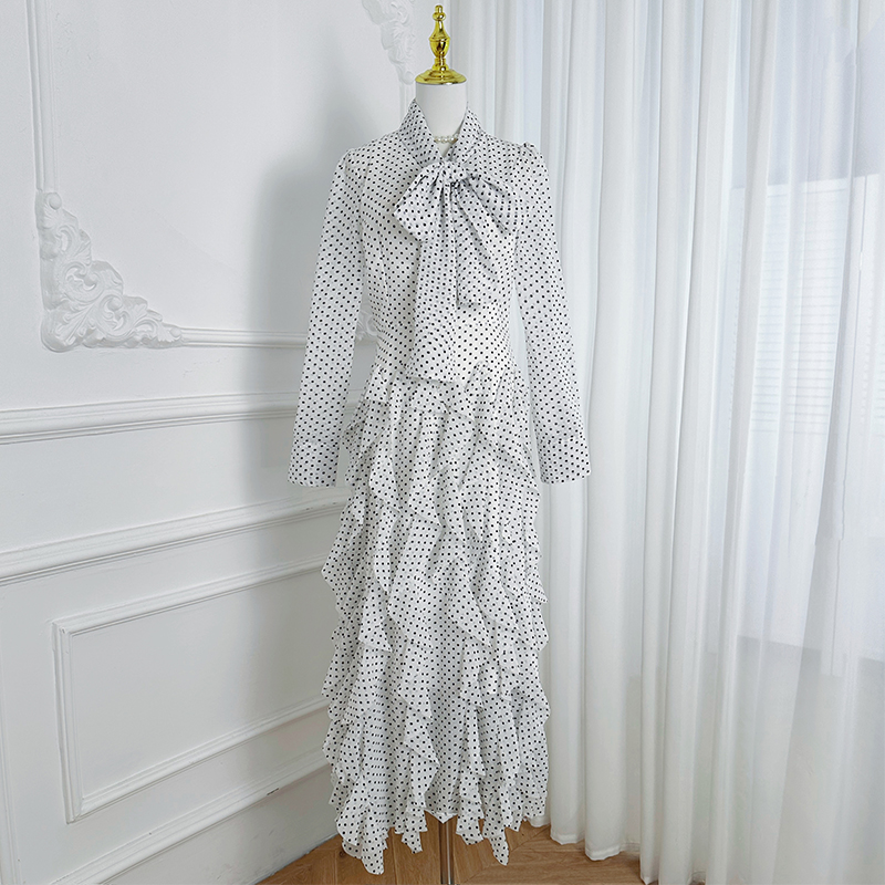 Real time shooting of French palace storm in heavy industry, fish tail waves, big swing, waist cinching, scarf collar, dress Real time shooting of French palace storm in heavy industry, fish tail waves, big swing, waist cinching, scarf collar, dress