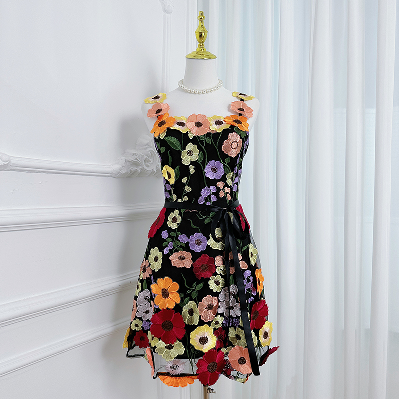 Real time shooting of high-quality embroidery by Heavy Industry, colorful three-dimensional handmade flower binding, adjustable lace up and suspender dress Real time shooting of high-quality embroidery by Heavy Industry, colorful three-dimensional handmade flower binding, adjustable lace up and suspender dress