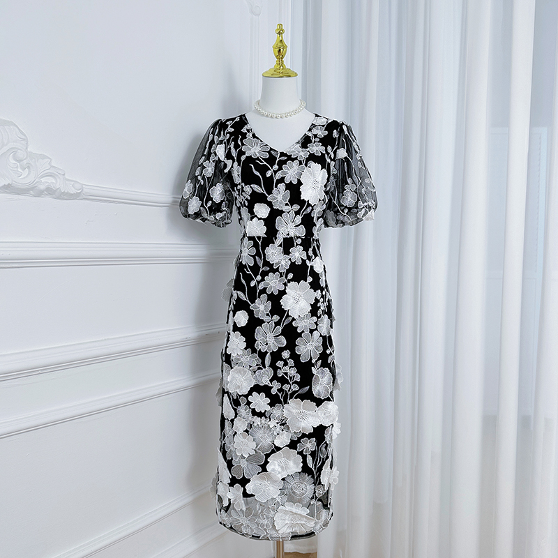 Real shot of high-quality embroidered colorful handmade floral vintage V-neck split hip dress from Heavy Industry Real shot of high-quality embroidered colorful handmade floral vintage V-neck split hip dress from Heavy Industry