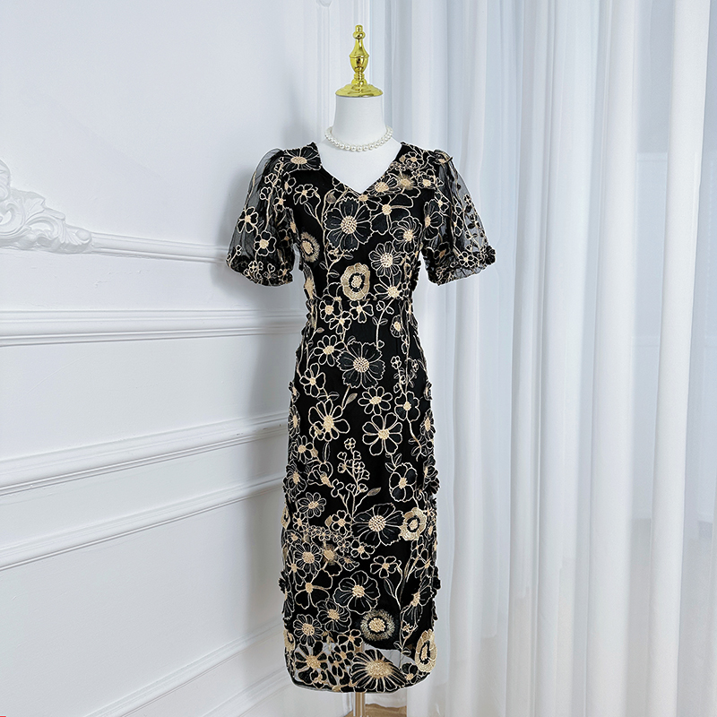 Real shot of high-quality embroidered colorful handmade floral vintage V-neck split hip dress from Heavy Industry Real shot of high-quality embroidered colorful handmade floral vintage V-neck split hip dress from Heavy Industry