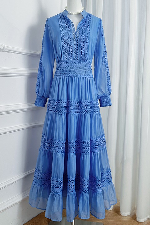 Realistic shot of heavy industry lace hollow waist, European and American retro palace style dress Realistic shot of heavy industry lace hollow waist, European and American retro palace style dress