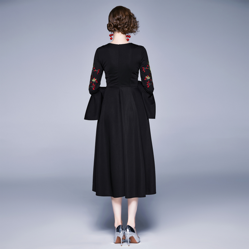 Real time shooting of European and American boutique women's clothing with heavy embroidery flowers, large flared sleeves, waist cinching, pleating, slimming effect Real time shooting of European and American boutique women's clothing with heavy embroidery flowers, large flared sleeves, waist cinching, pleating, slimming effect