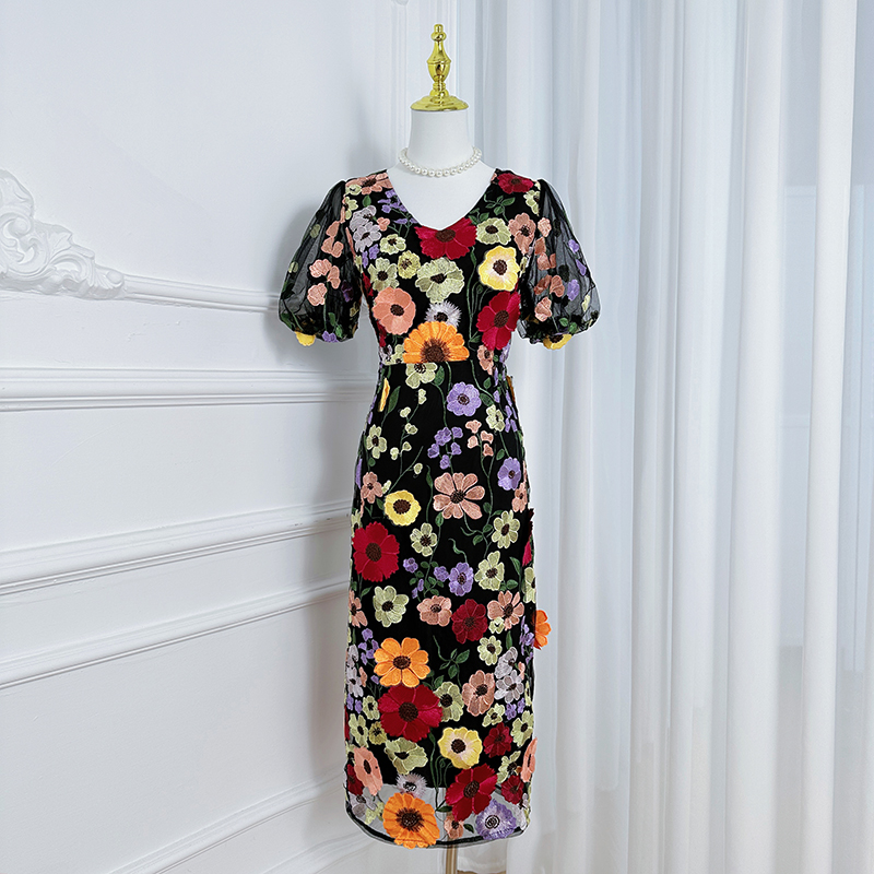 Real shot of high-quality embroidered colorful handmade floral vintage V-neck split hip dress from Heavy Industry Real shot of high-quality embroidered colorful handmade floral vintage V-neck split hip dress from Heavy Industry