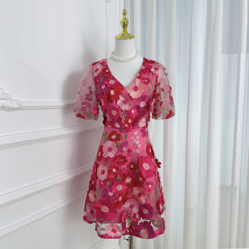 Real time shooting of high-quality color handmade three-dimensional embroidered bubble sleeve French small pendulum dress from Heavy Industry Real time shooting of high-quality color handmade three-dimensional embroidered bubble sleeve French small pendulum dress from Heavy Industry