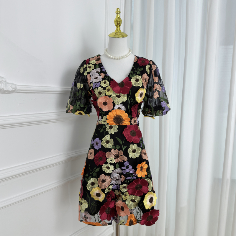 Real time shooting of high-quality color handmade three-dimensional embroidered bubble sleeve French small pendulum dress from Heavy Industry Real time shooting of high-quality color handmade three-dimensional embroidered bubble sleeve French small pendulum dress from Heavy Industry