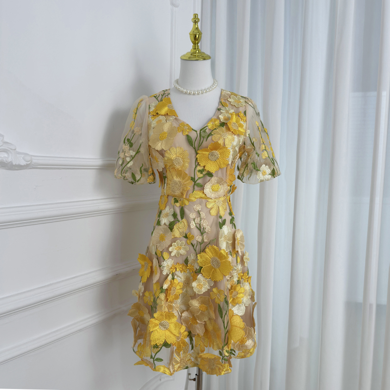 Real time shooting of high-quality color handmade three-dimensional embroidered bubble sleeve French small pendulum dress from Heavy Industry Real time shooting of high-quality color handmade three-dimensional embroidered bubble sleeve French small pendulum dress from Heavy Industry