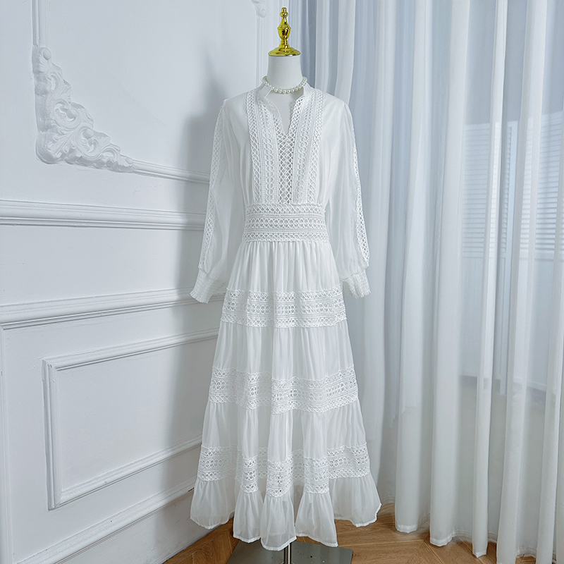 Realistic shot of heavy industry lace hollow waist, European and American retro palace style dress Realistic shot of heavy industry lace hollow waist, European and American retro palace style dress