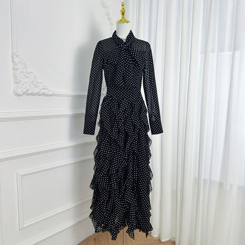 Real time shooting of French palace storm in heavy industry, fish tail waves, big swing, waist cinching, scarf collar, dress Real time shooting of French palace storm in heavy industry, fish tail waves, big swing, waist cinching, scarf collar, dress