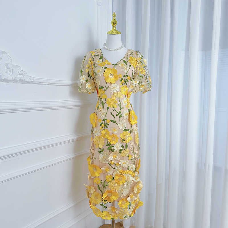 Real shot of high-quality embroidered colorful handmade floral vintage V-neck split hip dress from Heavy Industry Real shot of high-quality embroidered colorful handmade floral vintage V-neck split hip dress from Heavy Industry