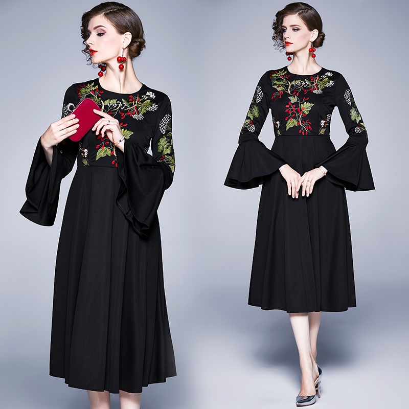 Real time shooting of European and American boutique women's clothing with heavy embroidery flowers, large flared sleeves, waist cinching, pleating, slimming effect