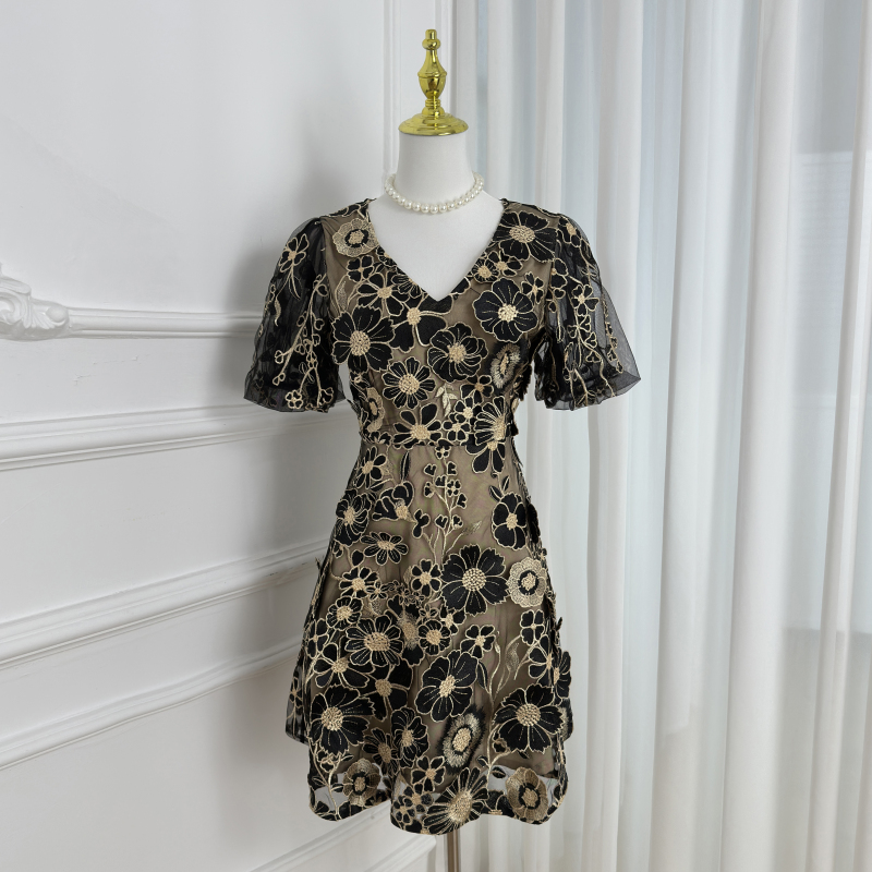 Real time shooting of high-quality color handmade three-dimensional embroidered bubble sleeve French small pendulum dress from Heavy Industry Real time shooting of high-quality color handmade three-dimensional embroidered bubble sleeve French small pendulum dress from Heavy Industry