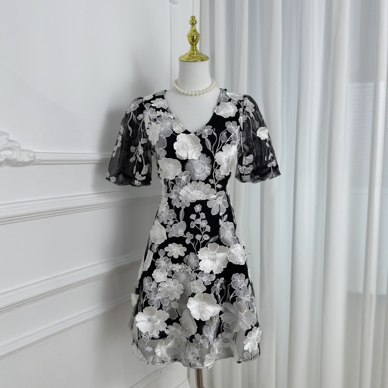 Real time shooting of high-quality color handmade three-dimensional embroidered bubble sleeve French small pendulum dress from Heavy Industry Real time shooting of high-quality color handmade three-dimensional embroidered bubble sleeve French small pendulum dress from Heavy Industry