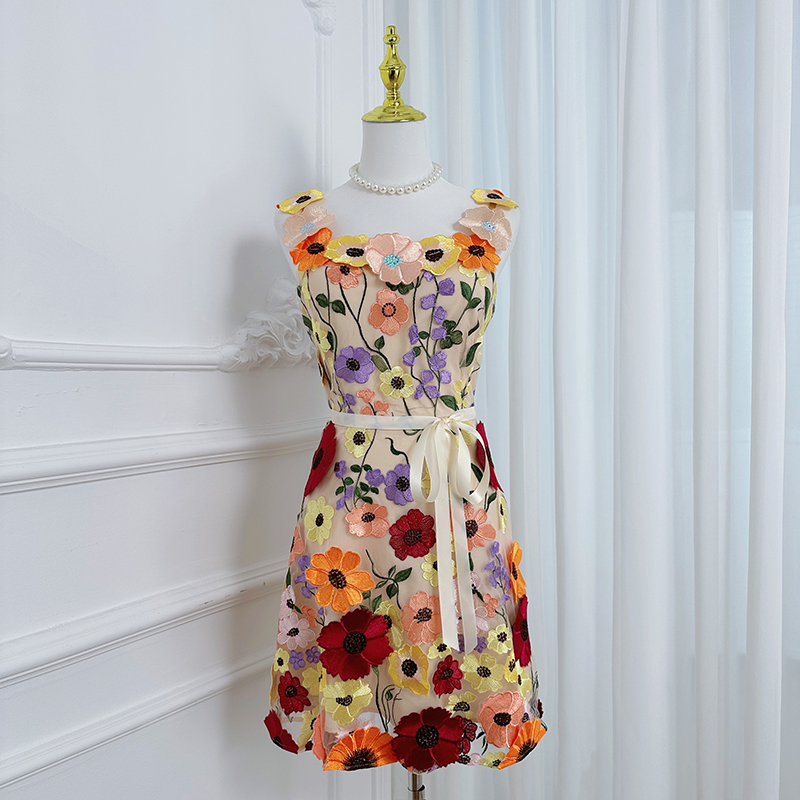 Real time shooting of high-quality embroidery by Heavy Industry, colorful three-dimensional handmade flower binding, adjustable lace up and suspender dress Real time shooting of high-quality embroidery by Heavy Industry, colorful three-dimensional handmade flower binding, adjustable lace up and suspender dress