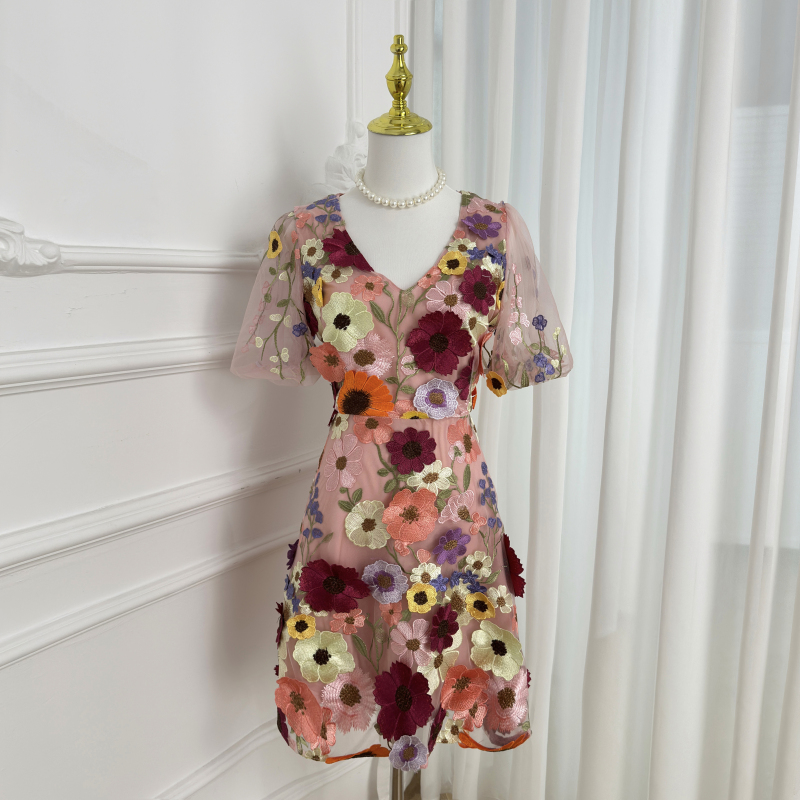 Real time shooting of high-quality color handmade three-dimensional embroidered bubble sleeve French small pendulum dress from Heavy Industry Real time shooting of high-quality color handmade three-dimensional embroidered bubble sleeve French small pendulum dress from Heavy Industry