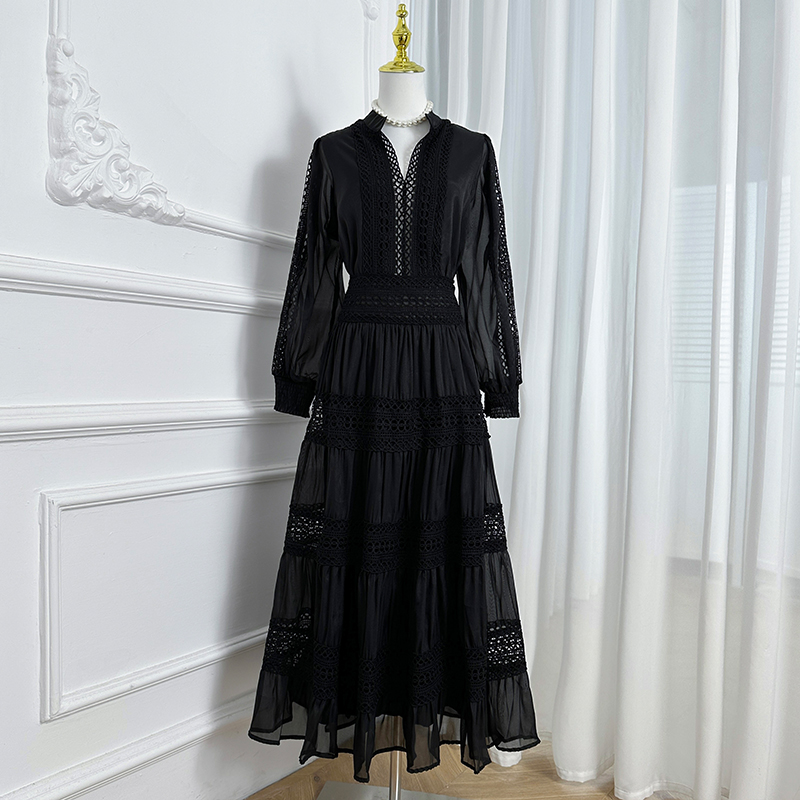 Realistic shot of heavy industry lace hollow waist, European and American retro palace style dress Realistic shot of heavy industry lace hollow waist, European and American retro palace style dress