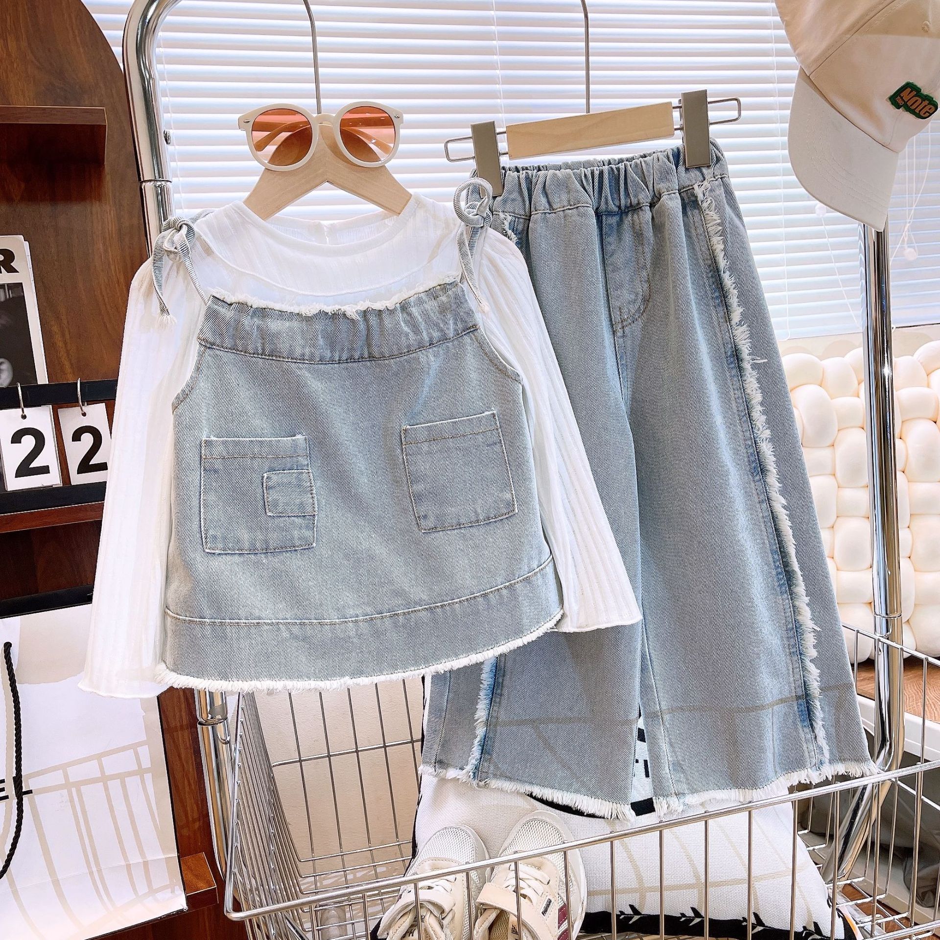 2424Q Girls' 2024 Autumn and Winter New Collection of Cute Children's Clothing, Women's Treasure, Cowboy Straps, Pants, Bottom Shirt, 3-Piece Set