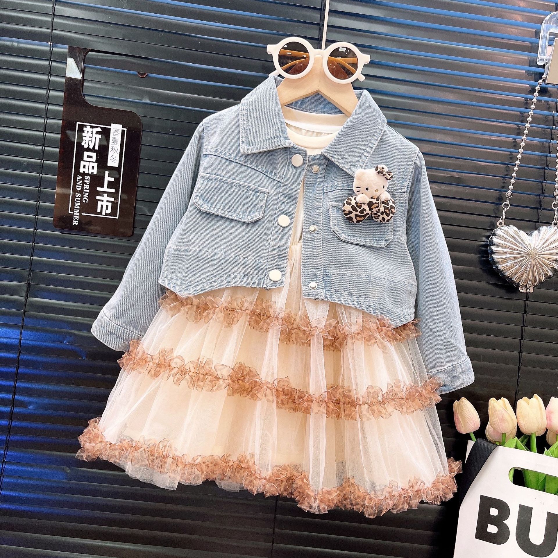 2025 autumn girls' dress set, fashionable denim jacket, fluffy mesh princess dress, gift doll brooch