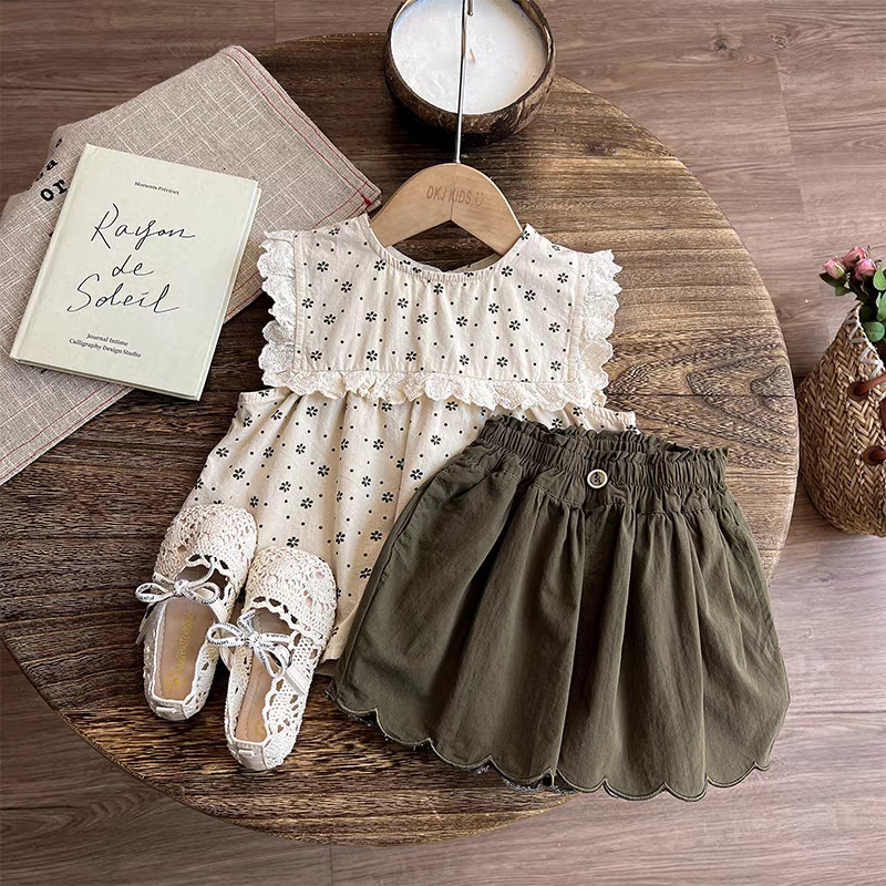 2025 Girls' New Floral Set Forest style Small Floral Short sleeved Top Wavy Shorts Set Foreign Trade Children's Clothing