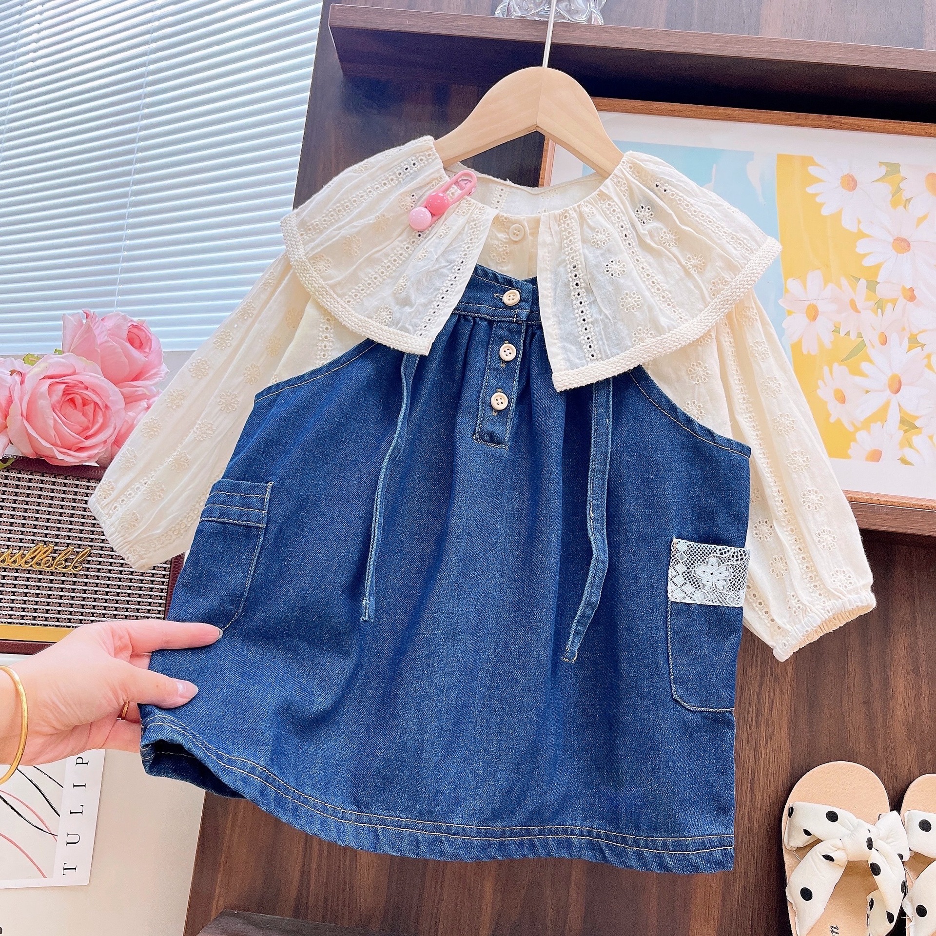 Girls' 2025 Spring and Autumn New Children's Clothing, Cute and Fashionable Cowboy Strap Skirt with Lace Shirt Two Piece Set