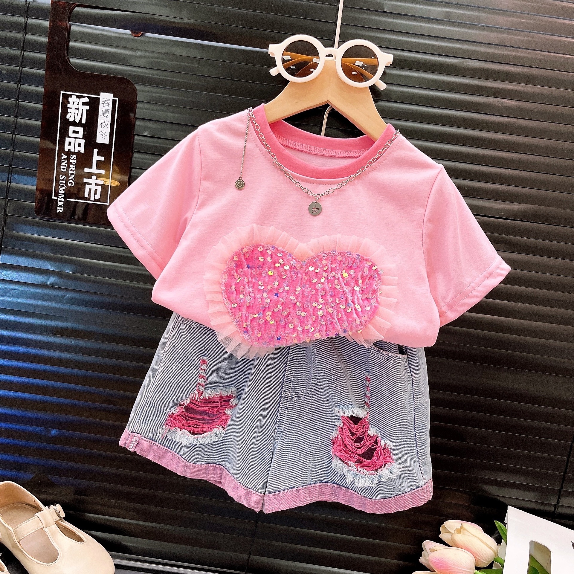 Girl's 2025 Summer New Explosive Children's Clothing Shining Love Short sleeved Top with Piercing Jeans Two Piece Set Fashionable