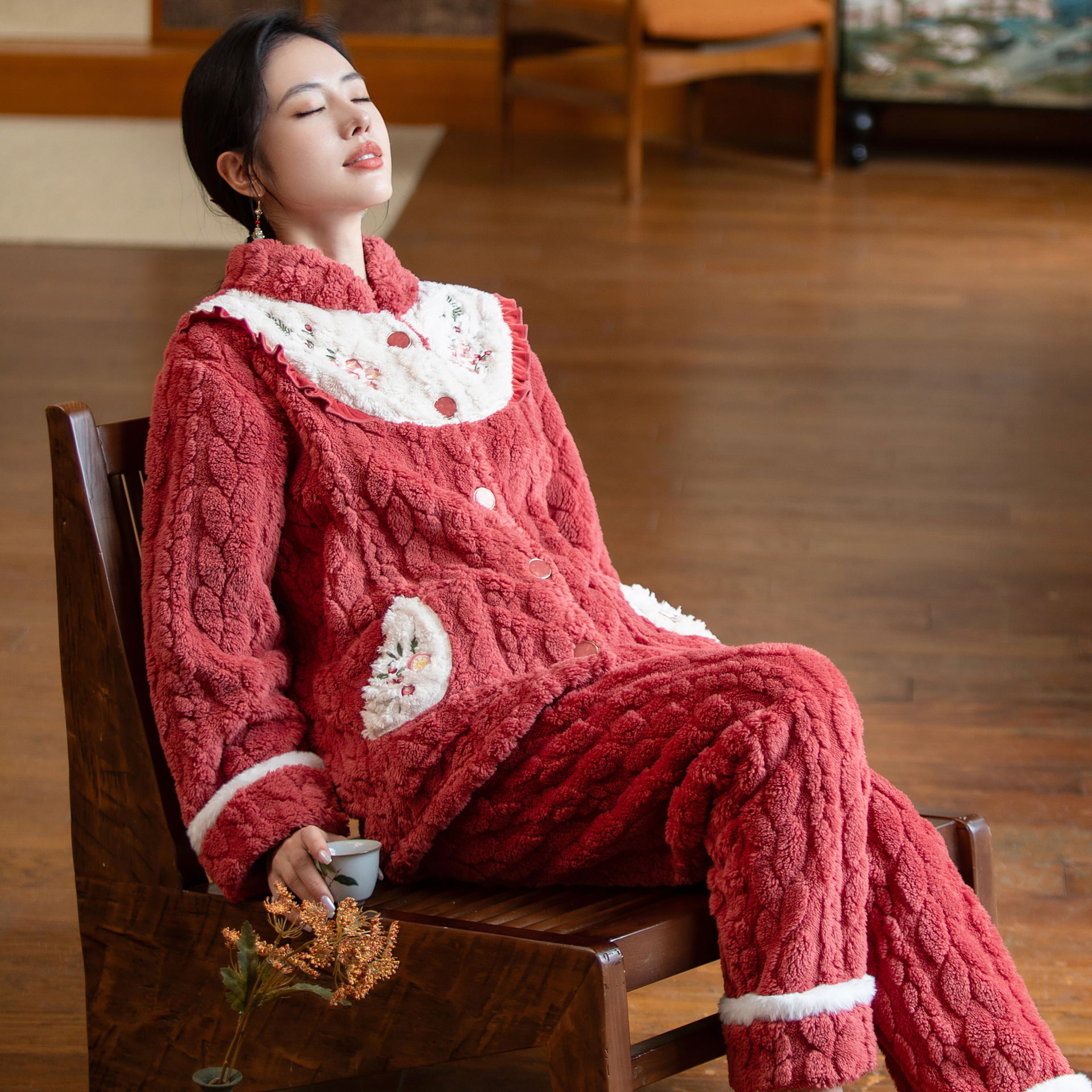 New Chinese style coral fleece pajamas for women, winter thick and flannel cardigan, flannel home suit set can be worn outside