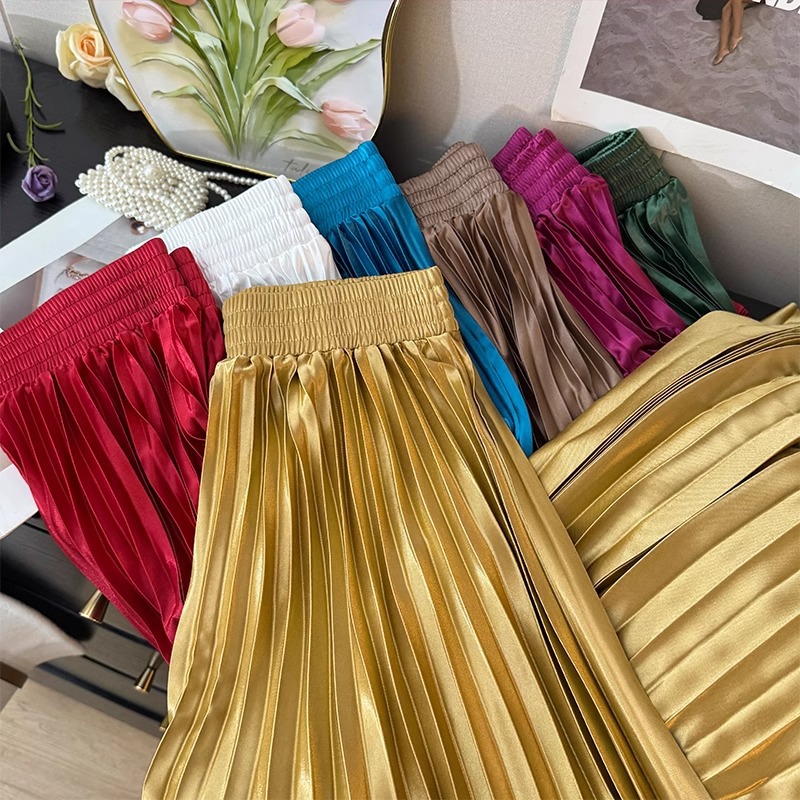 Cross border solid color glossy pleated skirt for women in winter 2024, new fashionable high waisted and hanging feeling big swing hip hugging skirt