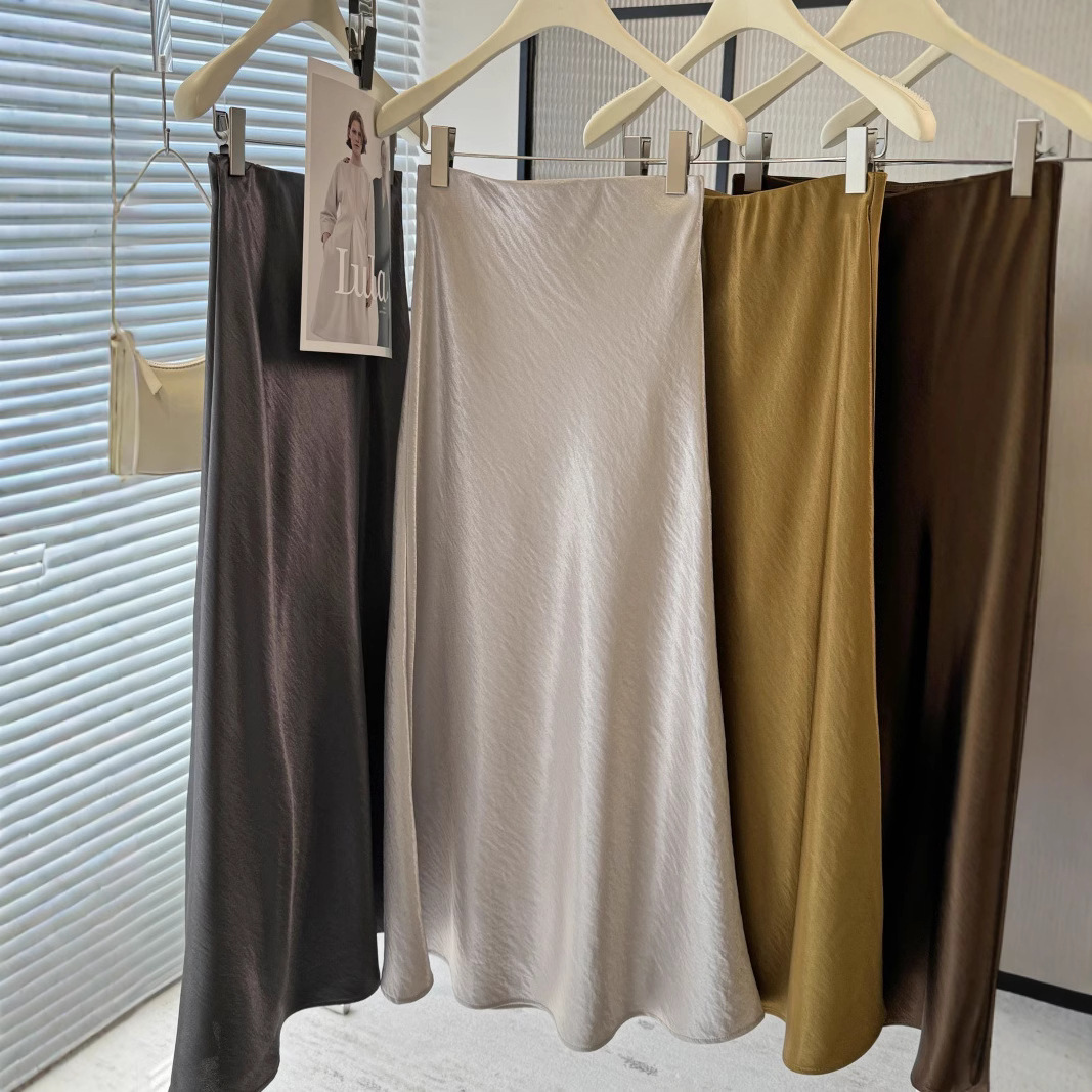 Acetate satin fish tail half skirt for women 2025, with a simple and flowing temperament, showing a slimming effect and covering the buttocks. A medium long skirt with the letter 'a'