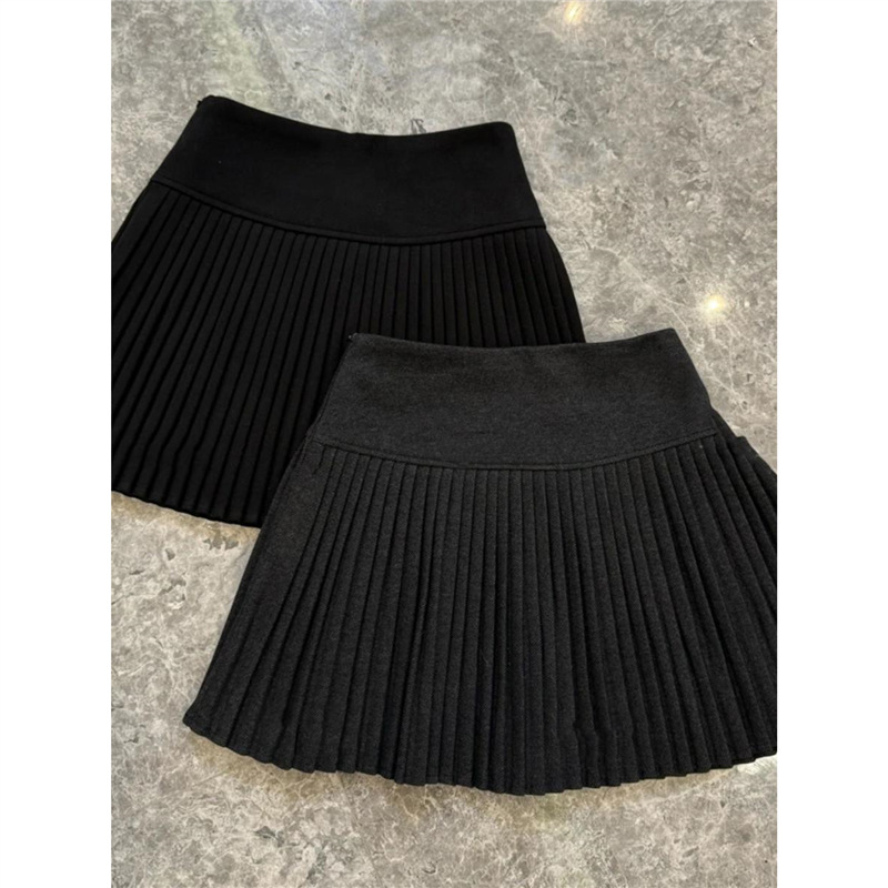 College style black pleated skirt short skirt for women in spring and autumn 2025, slightly overweight sister, versatile high waisted woolen A-line skirt