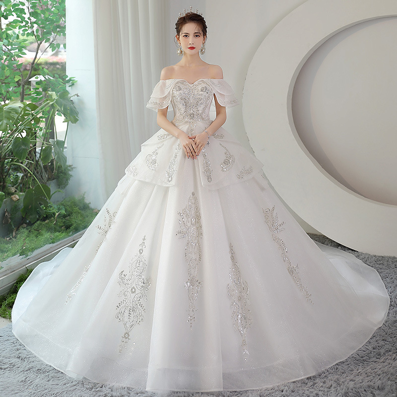 One shoulder main wedding dress, bride 2025 new style, female long tail, French heavy industry palace style, arm covering, plus size