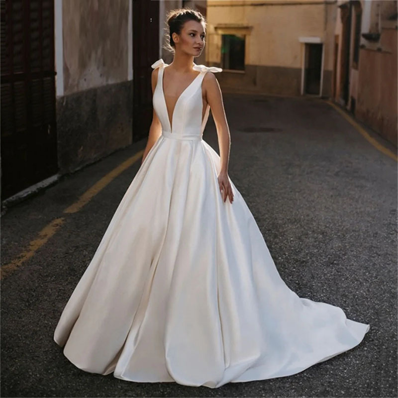 Foreign trade wedding dress elegant A-line wedding dress bow sleeveless bride sexy V-neck backless new wedding dress lace