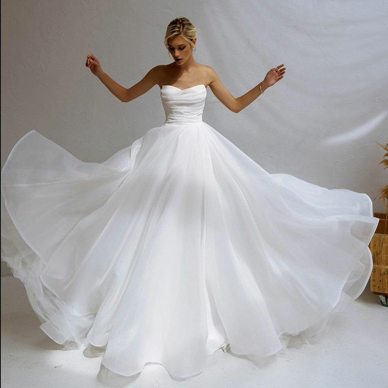 Strapless light wedding dress 2025 French new style, European and American petite temperament, simple temperament, travel photography, trailing large size