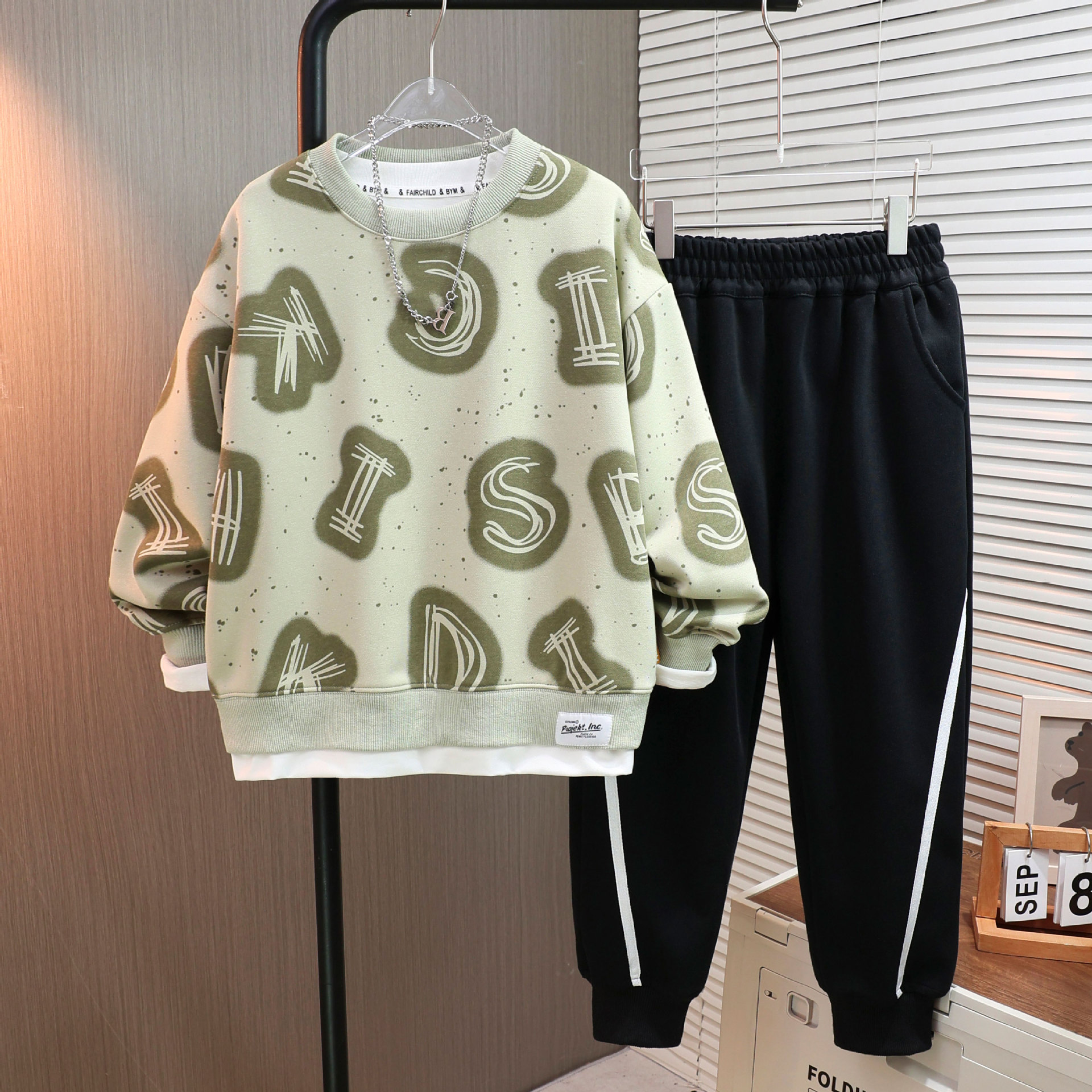 Boys' autumn new set 2025 spring autumn casual western-style hoodie and pants two-piece set, medium and large children's loose clothes