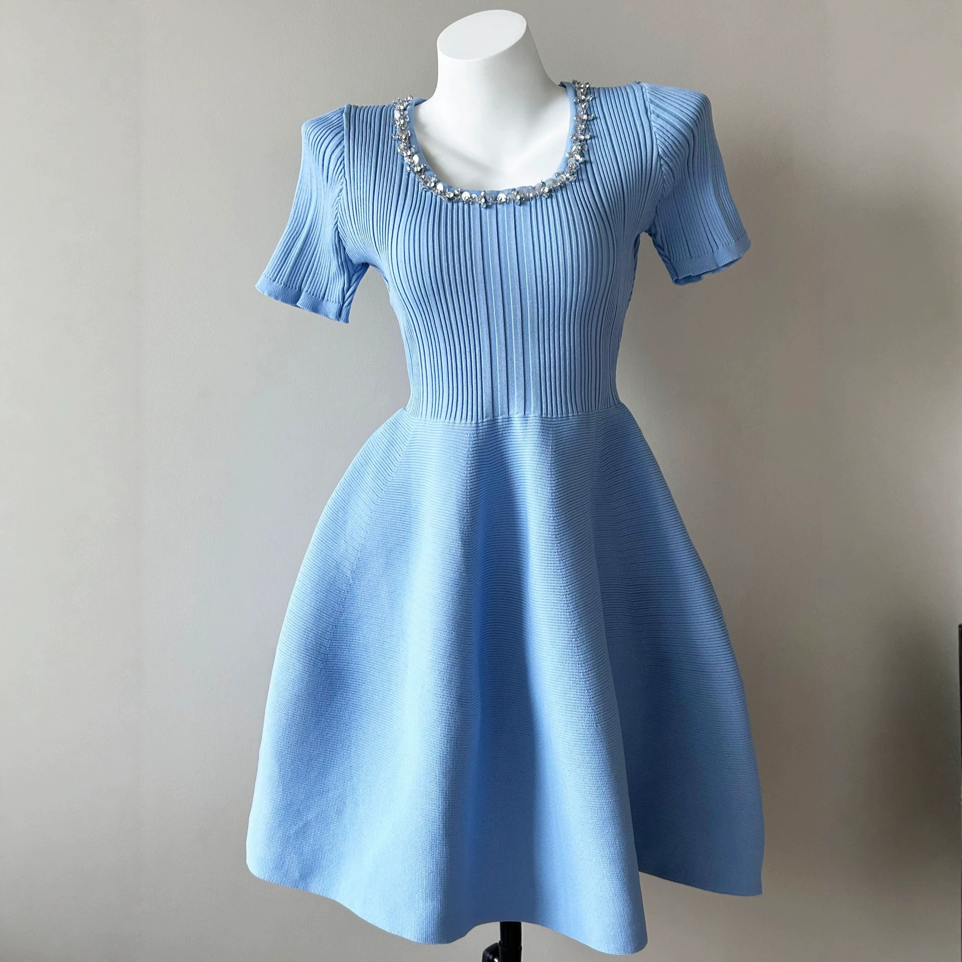 Diamond studded U-shaped collar knitted dress with waist cinching temperament, short sleeved puffy skirt, women's small dress dress, small stature makes you look thin