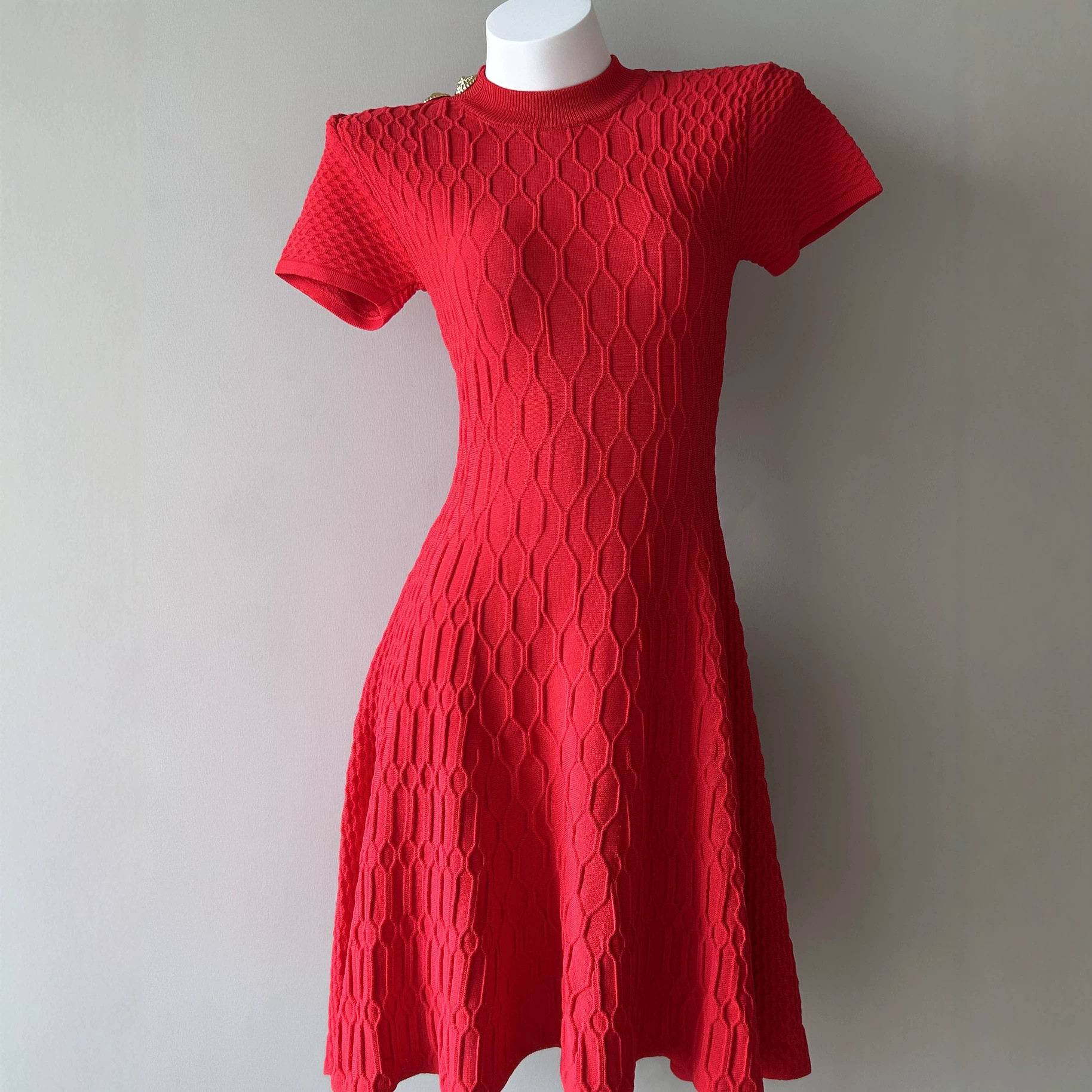 Single shoulder metal buckle jacquard mesh round neck short sleeved knitted skirt with cinched waist for slimming effect, A-list dress with women's vacation style