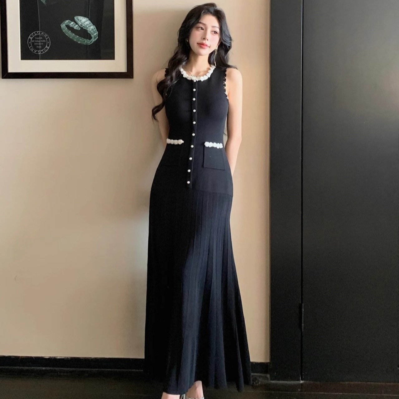 Cross border S family European and American French retro pearl decoration black waist cinching hook flower round neck sleeveless dress that looks slim and long