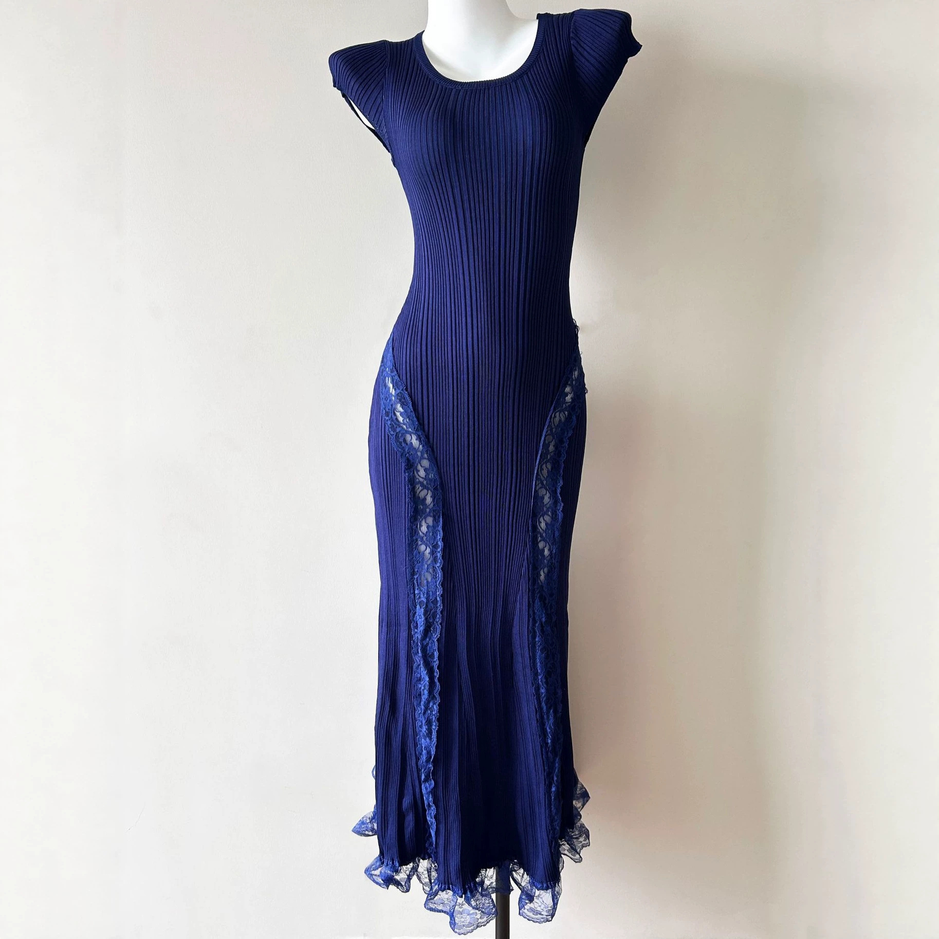 Spring and summer new high-end temperament elegant lace splicing slim fit temperament fashionable slimming knitted short sleeved fishtail skirt