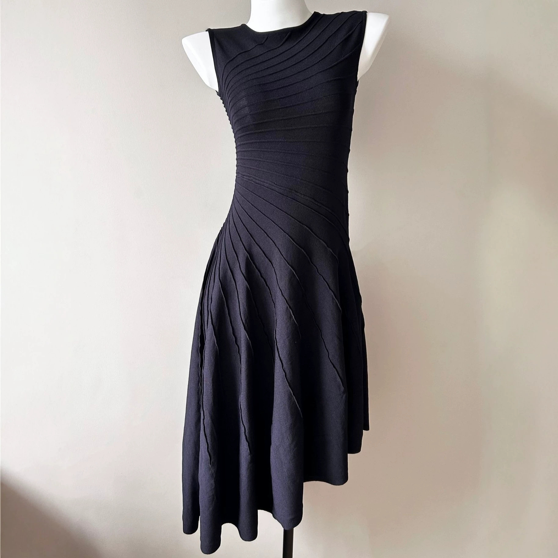 New white line round neck sleeveless French style niche minimalist organ pit stripe irregular waist knitted dress