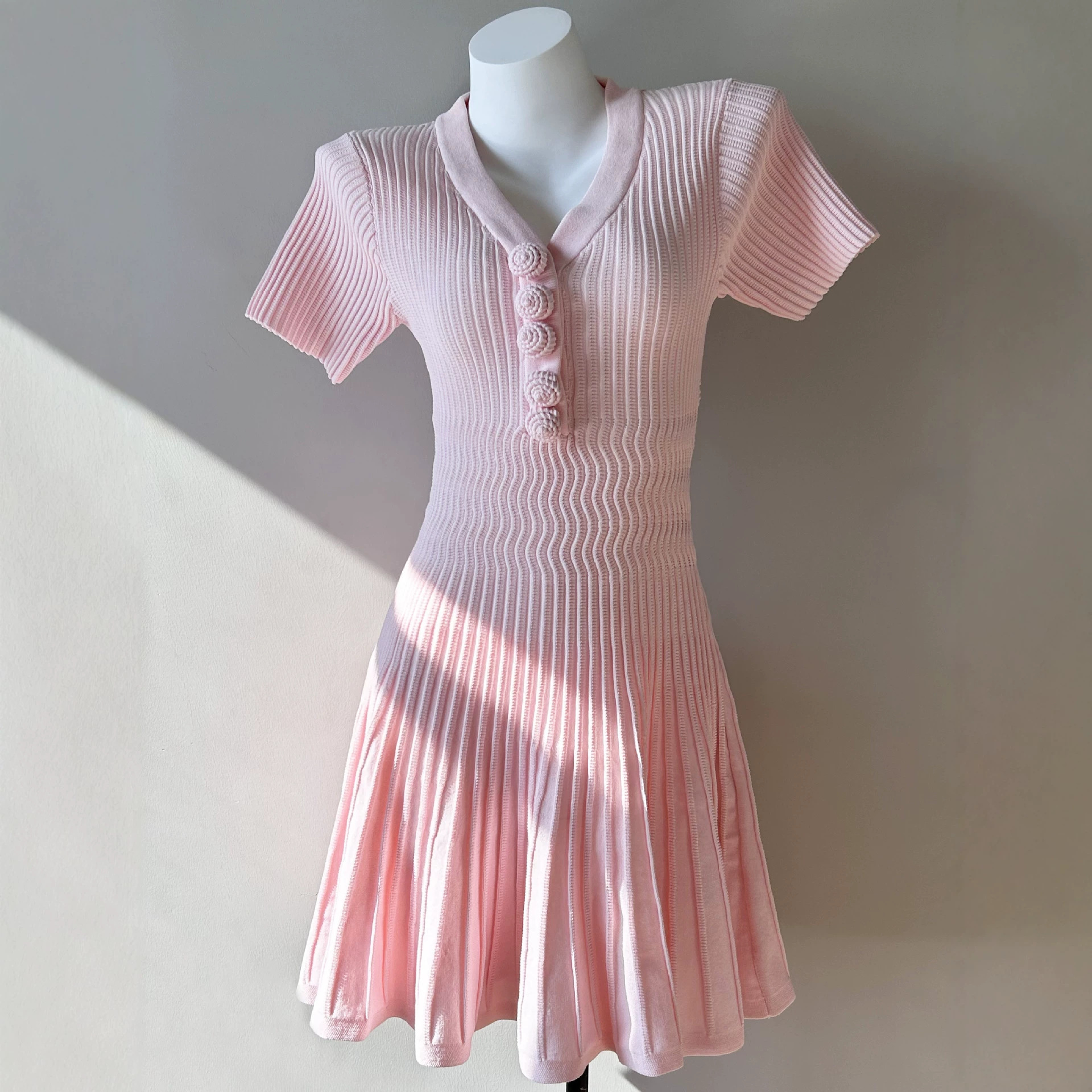 New minimalist V-neck versatile knitted dress for foreign trade, with vertical groove and waist cinching, slimming effect, three-dimensional flower buckle short skirt